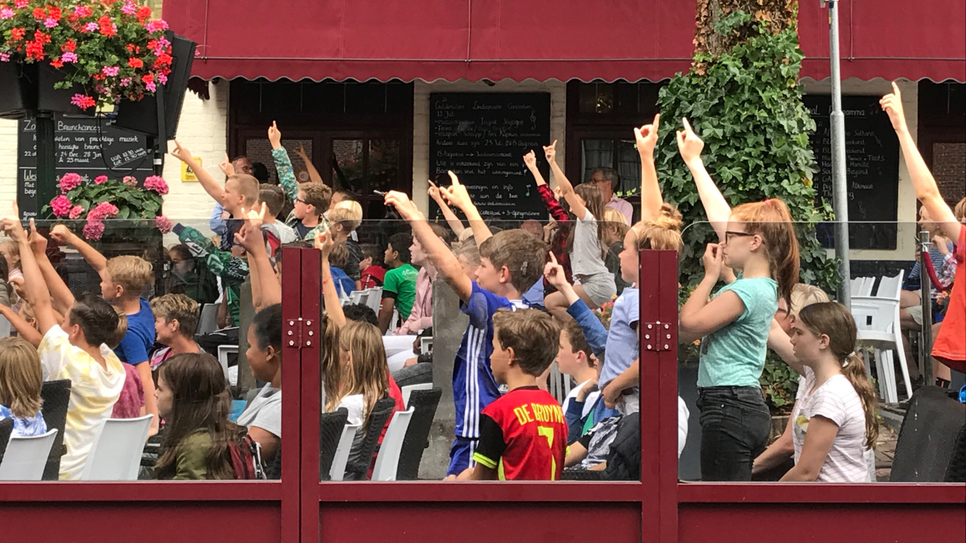 Bezoekers uit groep 7+8:  "Ja ikke, meneer, ikke!" - Foto: Elly Jührend