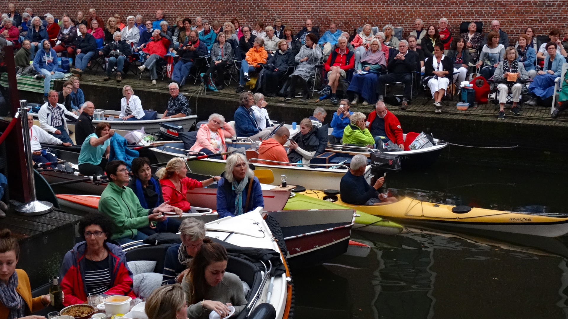 De unieke sfeer op en langs de Lindegracht tijdens het concert - Foto: Jaap 't Hooft